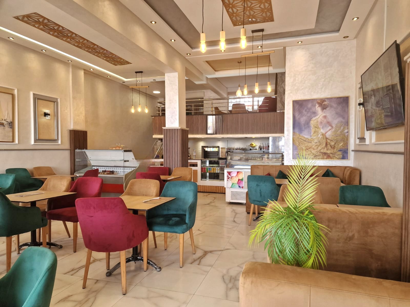 Salle du café : fauteuils en velours et décor soigné